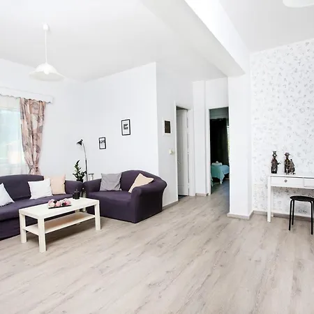 Alexia's Levanta Apartment *